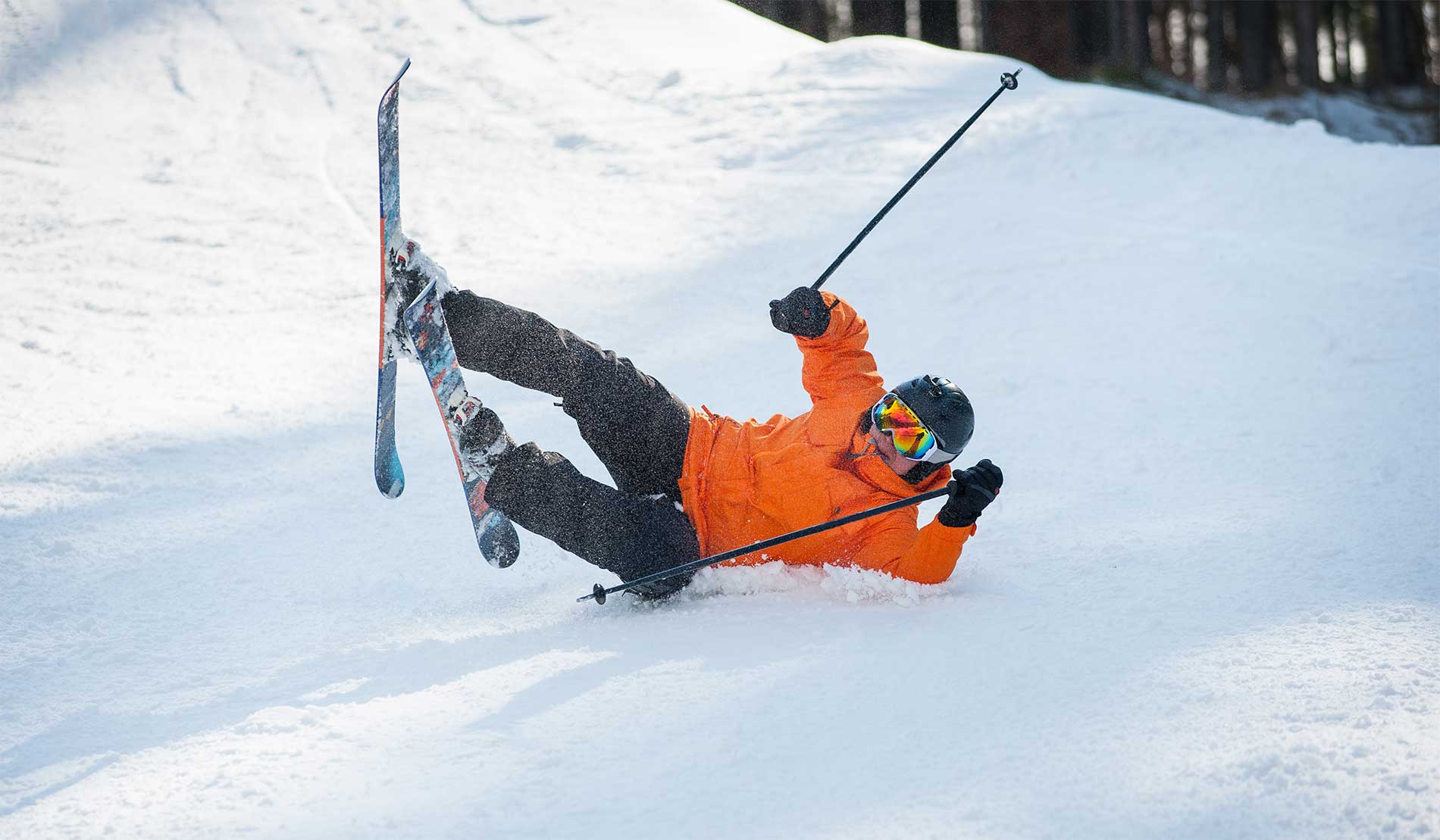 Faldende skiløber der får brug for sportstape til sine skavanker